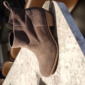 Vionic Cecily Bootie Stone Suede Never Worn size 8m